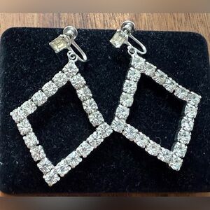Vintage Weiss Clear Rhinestone Dangling Diamond Shaped Screw On Earrings